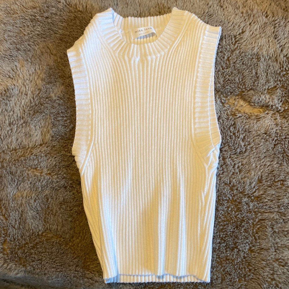 Cute ribbed armless top